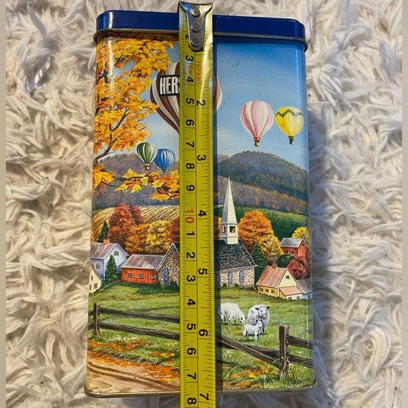 Hershey’s Kisses With Almonds Farm Tin - Picture 9 of 9